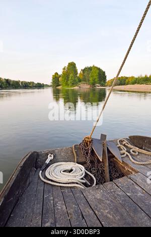 Barge à fond plat (mot français : Toue) voyage sur la Loire près de Chaumont-sur-Loire, département du Loir-et-cher, région Centre-Val de Loire, France, Euro Banque D'Images
