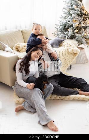 Amusement en famille avec chien à Noël Banque D'Images