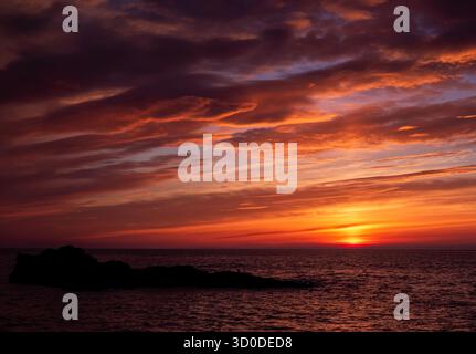 Lever de soleil spectaculaire sur la mer du Nord avec des rochers silhouettes à St Abbs Banque D'Images