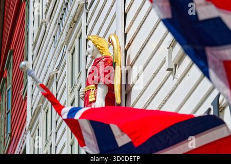 Figure en bois sur l'une des belles maisons en bois dans le quartier de Bryggen, Bergen, Vestland, Norvège Banque D'Images