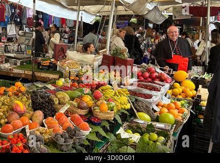 Rome, Italie. 22 octobre 2025. Le cardinal français Jean-Marc Aveline se promène au célèbre marché de Campo de' Fiori à Rome, Italie, le 22 octobre 2025. Photo par Eric Vandeville/ ABACAPRESS.COM crédit : Abaca Press/Alamy Live News Banque D'Images