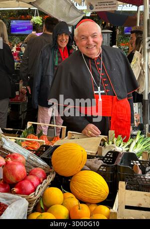 Rome, Italie. 22 octobre 2025. Le cardinal français Jean-Marc Aveline se promène au célèbre marché de Campo de' Fiori à Rome, Italie, le 22 octobre 2025. Photo par Eric Vandeville/ ABACAPRESS.COM crédit : Abaca Press/Alamy Live News Banque D'Images