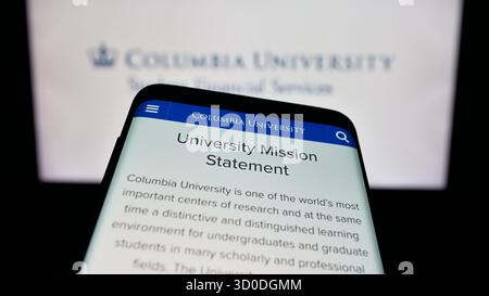 Dans cette illustration photo, un téléphone portable avec le site Web de l'Université Columbia dans la ville de New York est vu sur l'écran devant le logo. Banque D'Images