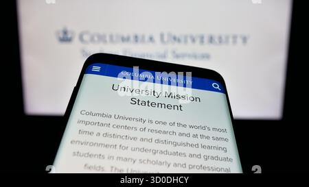 Allemagne. 09 octobre 2025. Dans cette illustration photo, un téléphone portable avec le site Web de l'Université Columbia dans la ville de New York est vu sur l'écran devant le logo. (Photo timon Schneider/SOPA images/SIPA USA) *** strictement à des fins éditoriales *** crédit : SIPA USA/Alamy Live News Banque D'Images