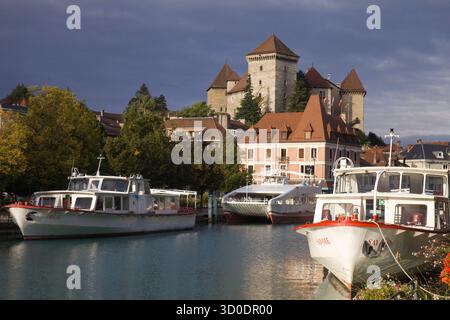 France, Auvergne-Rhône-Alpes, haute-Savoie, Annecy, Rivière Thiou,château, château, bateaux, Banque D'Images