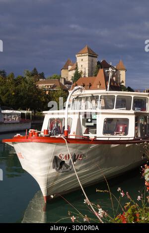 France, Auvergne-Rhône-Alpes, haute-Savoie, Annecy, Rivière Thiou,château, château, bateaux, Banque D'Images
