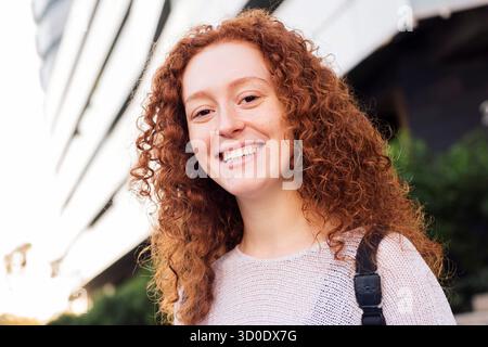 portrait d'une jeune femme rousse souriante heureuse Banque D'Images