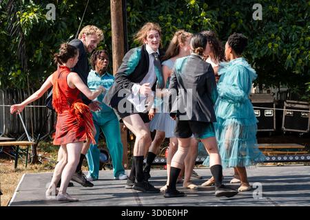Ballet Cymru et Krystal S. Lowe DAUGHTERS OF THE SEA : une performance de narration de danse moderne sur le dos de Beyond Stage. Le Green Man Festival 2025. Photographie : Rob Watkins/Alamy Live News. INFO : Daughters of the Sea est une tapisserie de mots parlés multilingues, de danse dynamique et de soul, funk et de fusion de musique folk de Kizzy Crawford. Venez avec nous alors que nous racontons l’histoire de trois femmes de différents pays – une guerrière, une guérisseuse et une meneuse – voyageant pour trouver de nouvelles aventures jusqu’à ce qu’un ennemi surprenant les incite à se tenir ensemble et à se battre pour protéger la liberté de choisir. Banque D'Images
