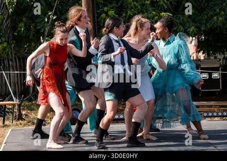 Ballet Cymru et Krystal S. Lowe DAUGHTERS OF THE SEA : une performance de narration de danse moderne sur le dos de Beyond Stage. Le Green Man Festival 2025. Photographie : Rob Watkins/Alamy Live News. INFO : Daughters of the Sea est une tapisserie de mots parlés multilingues, de danse dynamique et de soul, funk et de fusion de musique folk de Kizzy Crawford. Venez avec nous alors que nous racontons l’histoire de trois femmes de différents pays – une guerrière, une guérisseuse et une meneuse – voyageant pour trouver de nouvelles aventures jusqu’à ce qu’un ennemi surprenant les incite à se tenir ensemble et à se battre pour protéger la liberté de choisir. Banque D'Images