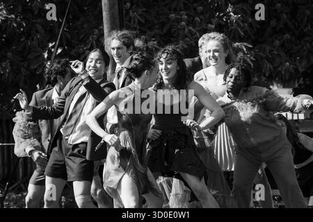 Ballet Cymru et Krystal S. Lowe DAUGHTERS OF THE SEA : une performance de narration de danse moderne sur le dos de Beyond Stage. Le Green Man Festival 2025. Photographie : Rob Watkins/Alamy Live News. INFO : Daughters of the Sea est une tapisserie de mots parlés multilingues, de danse dynamique et de soul, funk et de fusion de musique folk de Kizzy Crawford. Venez avec nous alors que nous racontons l’histoire de trois femmes de différents pays – une guerrière, une guérisseuse et une meneuse – voyageant pour trouver de nouvelles aventures jusqu’à ce qu’un ennemi surprenant les incite à se tenir ensemble et à se battre pour protéger la liberté de choisir. Banque D'Images