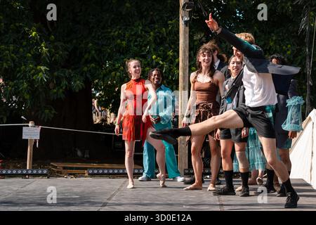 Ballet Cymru et Krystal S. Lowe DAUGHTERS OF THE SEA : une performance de narration de danse moderne sur le dos de Beyond Stage. Le Green Man Festival 2025. Photographie : Rob Watkins/Alamy Live News. INFO : Daughters of the Sea est une tapisserie de mots parlés multilingues, de danse dynamique et de soul, funk et de fusion de musique folk de Kizzy Crawford. Venez avec nous alors que nous racontons l’histoire de trois femmes de différents pays – une guerrière, une guérisseuse et une meneuse – voyageant pour trouver de nouvelles aventures jusqu’à ce qu’un ennemi surprenant les incite à se tenir ensemble et à se battre pour protéger la liberté de choisir. Banque D'Images