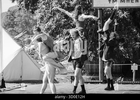 Ballet Cymru et Krystal S. Lowe DAUGHTERS OF THE SEA : une performance de narration de danse moderne sur le dos de Beyond Stage. Le Green Man Festival 2025. Photographie : Rob Watkins/Alamy Live News. INFO : Daughters of the Sea est une tapisserie de mots parlés multilingues, de danse dynamique et de soul, funk et de fusion de musique folk de Kizzy Crawford. Venez avec nous alors que nous racontons l’histoire de trois femmes de différents pays – une guerrière, une guérisseuse et une meneuse – voyageant pour trouver de nouvelles aventures jusqu’à ce qu’un ennemi surprenant les incite à se tenir ensemble et à se battre pour protéger la liberté de choisir. Banque D'Images
