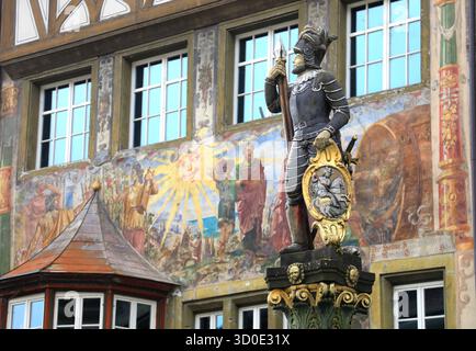 Figure soldat sur la fontaine du marché, façade de maison avec peinture de façade dans la vieille ville, Stein am Rhein, canton de Schaffhausen, Suisse Banque D'Images