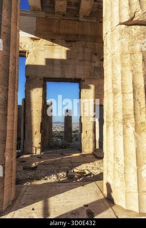 Propylaea Acropolis vue monumentale sur la passerelle. Prise à Acropole, Grèce Banque D'Images