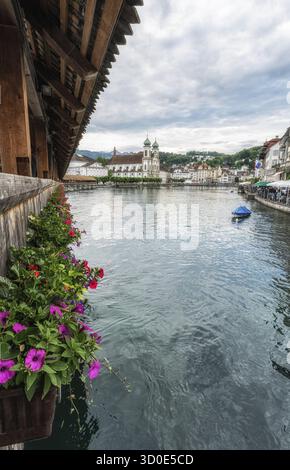 Pont de chapelle ou kapellbrucke à Lucerne, Suisse. Pris avec des fleurs décoratives et la vue sur la ville de Lucerne, Suisse Banque D'Images