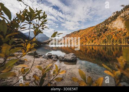 Der Vordere Langbathsee im Höllengebirge im oberösterreichischen Teil des Salzkammergutes im Herbst AM 21.10.2025. // le Vorderer Langbathsee dans les montagnes de Höllengebirge dans la partie haute-autrichienne du Salzkammergut en automne le 21 octobre 2025 - 20251021 PD18305 crédit : APA-PictureDesk/Alamy Live News Banque D'Images