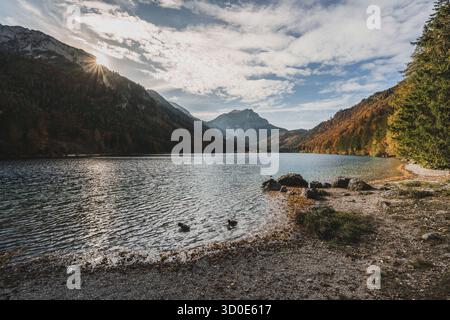 Der Vordere Langbathsee im Höllengebirge im oberösterreichischen Teil des Salzkammergutes im Herbst AM 21.10.2025. // le Vorderer Langbathsee dans les montagnes de Höllengebirge dans la partie haute-autrichienne du Salzkammergut en automne le 21 octobre 2025 - 20251021 PD18302 crédit : APA-PictureDesk/Alamy Live News Banque D'Images