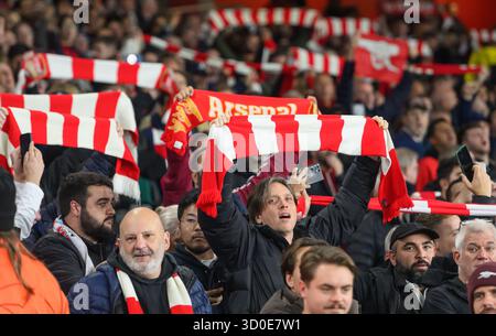 Londres, Royaume-Uni. 21 octobre 2025. Arsenal v Athletico Madrid - Champions League - Emirates Stadium - Londres. Fans d'Arsenal. Crédit photo : Mark pain/Alamy Live News Banque D'Images