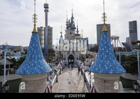 Parc d'attractions Lotte World avec vue extérieure sur l'île magique. Prise à Séoul, Corée du Sud, le 23 janvier 2021 Banque D'Images