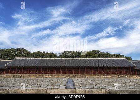 Jeongjeon la salle principale du sanctuaire Jongmyo à Séoul, Corée du Sud. Prise pendant la saison d'automne Banque D'Images