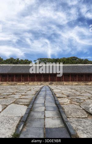 Jeongjeon la salle principale du sanctuaire Jongmyo à Séoul, Corée du Sud. Prise pendant la saison d'automne Banque D'Images