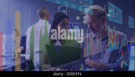 Équipe collaboratrice pointant vers l'ordinateur portable et analysant les graphiques boursiers dans la salle des marchés avec superpositions Banque D'Images