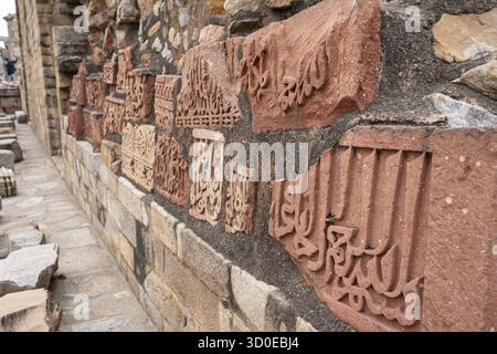 Diverses ruines et vestiges du complexe qutub minar à New delhi, en inde Banque D'Images