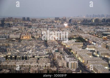 DUBAÏ, Émirats Arabes Unis - NOVEMBRE 15 : vue sur le vieux Dubaï depuis le pont d'observation sur le cadre de Dubaï à Dubaï, Émirats Arabes Unis. Il contient le record de la plus grande image en t Banque D'Images