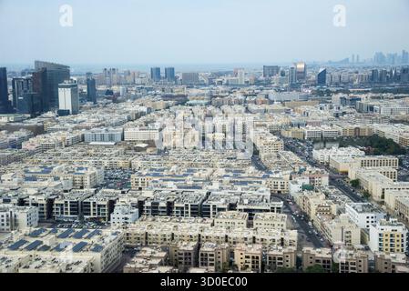 DUBAÏ, Émirats Arabes Unis - NOVEMBRE 15 : vue sur le vieux Dubaï depuis le pont d'observation sur le cadre de Dubaï à Dubaï, Émirats Arabes Unis. Il contient le record de la plus grande image en t Banque D'Images