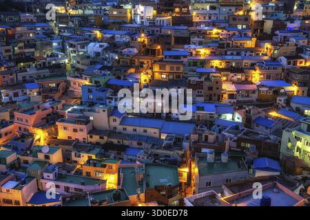 Busan Gamcheon village culturel vue nocturne. Gamcheon village est une attraction touristique célèbre avec des maisons construites en escalier sur les contreforts de Banque D'Images