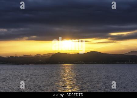 La vue sur le mont Hallasan prise pendant les heures de coucher du soleil depuis l'île d'Udo. Île de Jeju, Corée du Sud Banque D'Images
