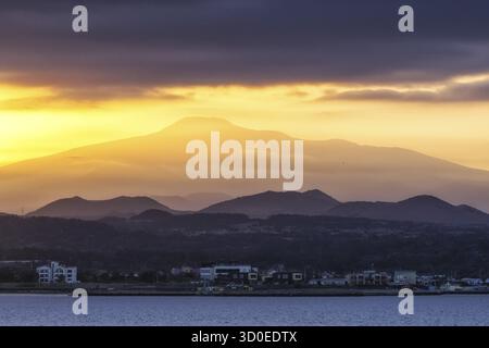 La vue sur le mont Hallasan prise pendant les heures de coucher du soleil depuis l'île d'Udo. Île de Jeju, Corée du Sud Banque D'Images