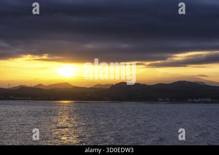 La vue sur le mont Hallasan prise pendant les heures de coucher du soleil depuis l'île d'Udo. Île de Jeju, Corée du Sud Banque D'Images