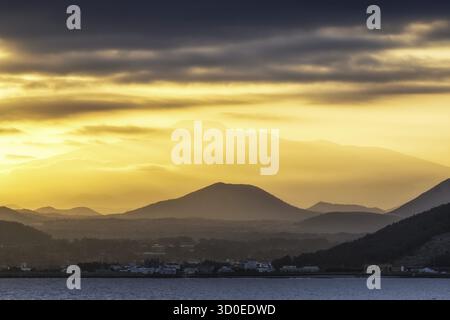 La vue sur le mont Hallasan prise pendant les heures de coucher du soleil depuis l'île d'Udo. Île de Jeju, Corée du Sud Banque D'Images