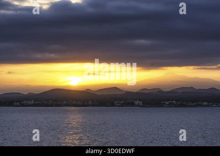 La vue sur le mont Hallasan prise pendant les heures de coucher du soleil depuis l'île d'Udo. Île de Jeju, Corée du Sud Banque D'Images