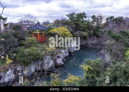 Yongyeon Pond et paysages rocheux environnants. Yongyeon Pond relie l'eau de montagne à l'océan. Prise sur l'île de Jeju, Corée du Sud Banque D'Images