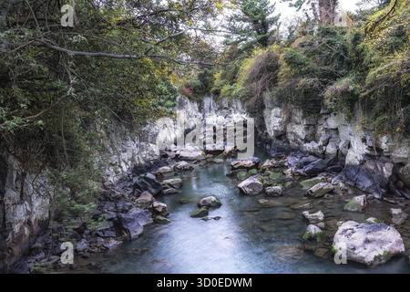 Yongyeon Pond et paysages rocheux environnants. Yongyeon Pond relie l'eau de montagne à l'océan. Prise sur l'île de Jeju, Corée du Sud Banque D'Images