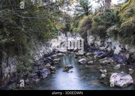 Yongyeon Pond et paysages rocheux environnants. Yongyeon Pond relie l'eau de montagne à l'océan. Prise sur l'île de Jeju, Corée du Sud Banque D'Images