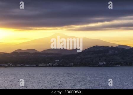 La vue sur le mont Hallasan prise pendant les heures de coucher du soleil depuis l'île d'Udo. Île de Jeju, Corée du Sud Banque D'Images