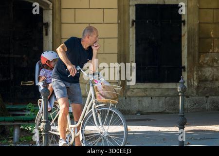 Ljubljana, Slovénie août 10-2025 Papa et sa fille City Ride, collant sur deux roues Banque D'Images