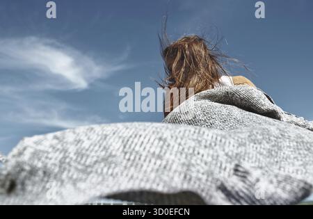 Happy woman dancing contre le ciel Banque D'Images