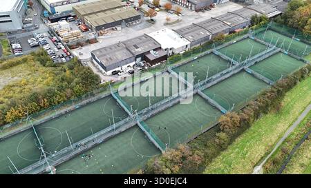 Dublin, Irlande - 09 octobre 2025 - image aérienne d'Astropark Tallaght mini-terrains de football en plein air tous temps à Greenhills, au sud de Dublin par un après-midi couvert Banque D'Images