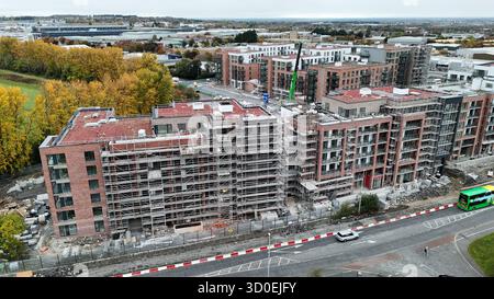 Dublin, Irlande - 09 octobre 2025 - image aérienne de grands immeubles d'appartements en construction sur Greenhills Road dans le sud de Dublin par un après-midi couvert Banque D'Images