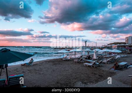 Coucher de soleil sur la plage de Nea Chora à la Canée (Crète), Grèce Banque D'Images