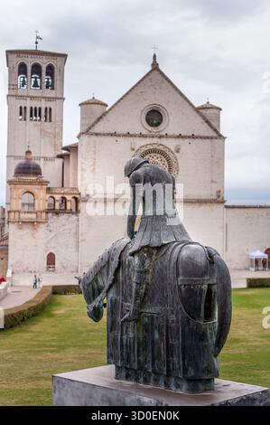 Statue en bronze du chevalier devant la basilique Saint François à assise, Ombrie, Italie, symbole d'humilité et de paix. Banque D'Images