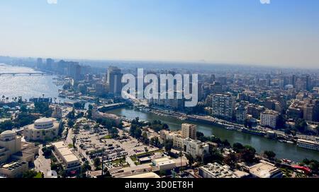Vue panoramique aérienne du centre-ville du Caire avec le fleuve Nil et les gratte-ciel modernes sous un ciel bleu clair lors d'une journée ensoleillée en Egypte. Banque D'Images