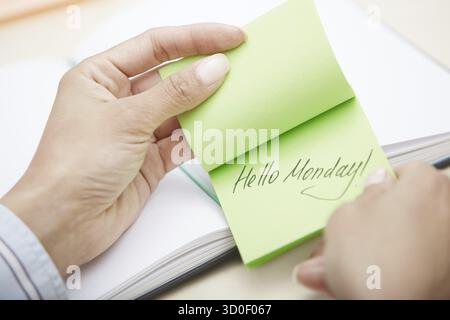 Mains tenant sticky note avec texte Ramblertang Banque D'Images