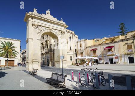 Noto, Italie - 14 septembre 2015 : Porte Royale - l'Arc de Porta Reale de Noto, en Sicile, Italie Banque D'Images