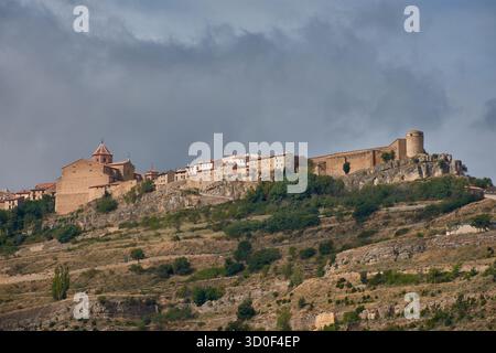 La ville médiévale de Cantavieja se dresse majestueusement sur une falaise abrupte, avec ses maisons en pierre et ses fortifications s'étendant le long du bord, créant un dr. Banque D'Images