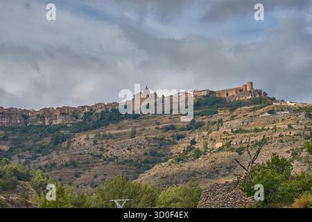 La ville médiévale de Cantavieja se dresse majestueusement sur une falaise abrupte, avec ses maisons en pierre et ses fortifications s'étendant le long du bord, créant un dr. Banque D'Images